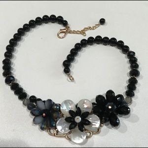 🪴🪴🪴Black Statement Beaded Flower Neckless
